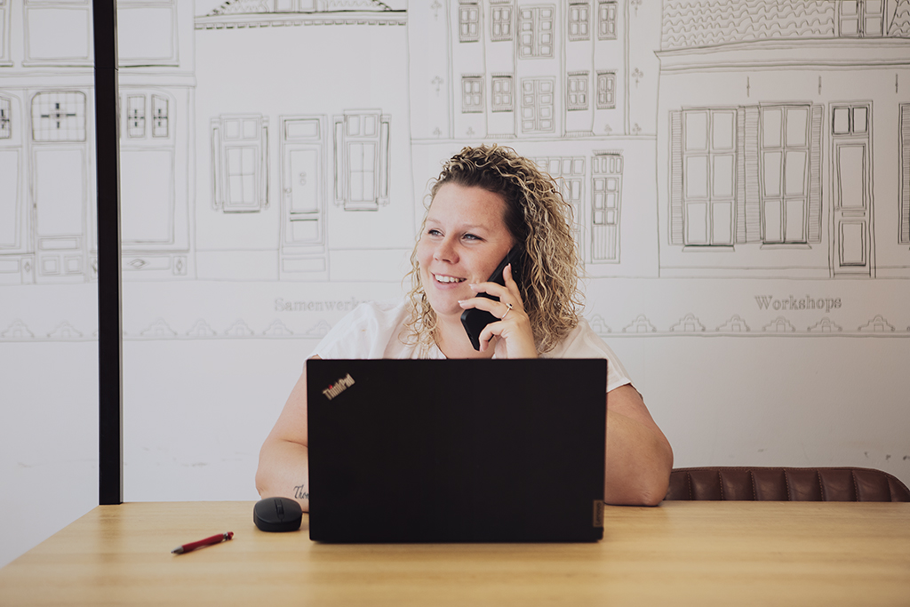 Ilse Vlaswinkel van Dynamic Norm aan de telefoon met een klant