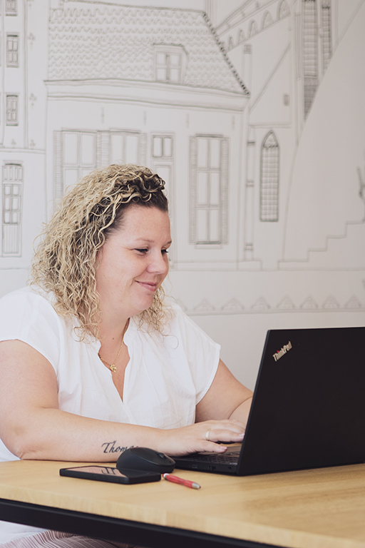 Ilse Vlaswinkel achter laptop ter voorbeeiding